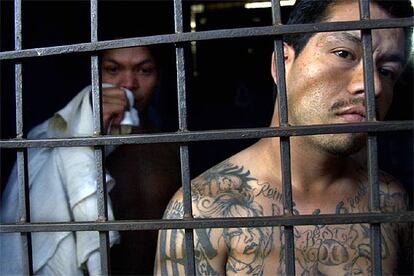 Un joven de la mara de El Salvador, con sus característicos tatuajes, en la cárcel de Soyapango.