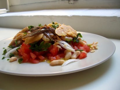 Ensalada de judías blancas, bonito y anchoas