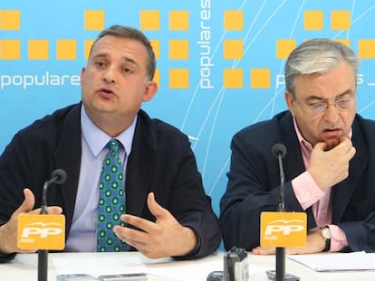 Javier Lence (a la izquierda) y el presidente del PP de Melilla, Arturo Esteban, el pasado 14 de abril.