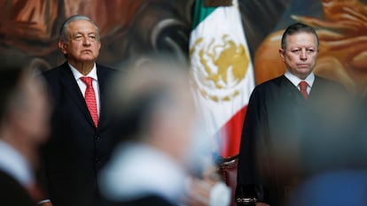 El presidente de la Suprema Corte, Arturo Zaldívar, junto a López Obrador