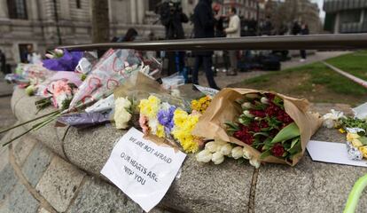 Flores en homenaje a las víctimas del atentado de Londres del 22 de marzo.