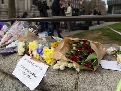 Flores en homenaje a las víctimas del atentado de Londres del 22 de marzo.