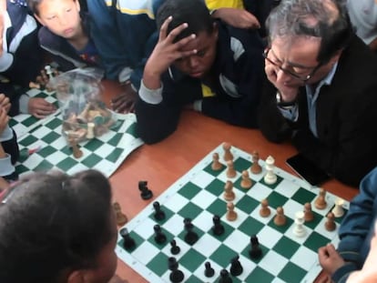 Gustavo Petro juega ajedrez contra un alumno del colegio Eduardo Umaña Mendoza, en Bogotá, en una imagen de archivo.