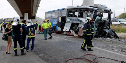 GRAF5180. AVILES, 03/09/2018.- Estado en el que ha quedado el autobús de línea de la compañía Alsa tras colisionar contra un pilar de cemento de un viaducto en obras en la carretera de circunvalación de Avilés. Al menos cuatro personas han fallecido y más de una veintena han resultado heridas en el accidente. EFE/Alberto Morante