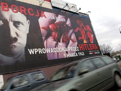 El cartel, que muestra a Hitler junto a varios fetos ensangrentados