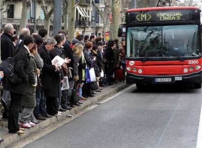 Pasajeros de la línea 3 del metro esperan los autobuses agolpados en el paseo de Gràcia.<b>