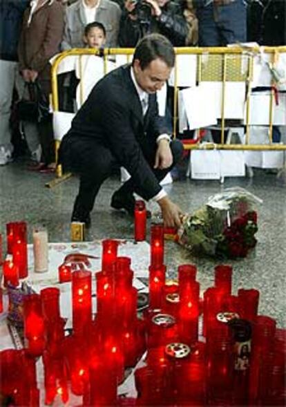 José Luis Rodríguez Zapatero deposita un ramo de rosas rojas en la estación de Atocha.