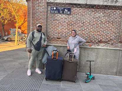 Víctor y Julia, con sus dos maletas varados en la capital por el gran apagón.