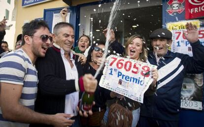 Celebración del primer premio de la Lotería Nacional, en la Administración Malia, en la localidad gaditana de Barbate.