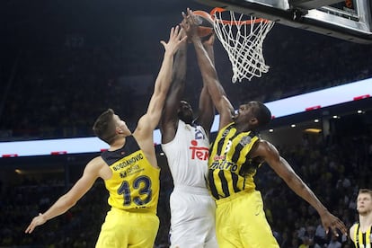 Hunter intenta anotar ante Bogdanovic y Udoh