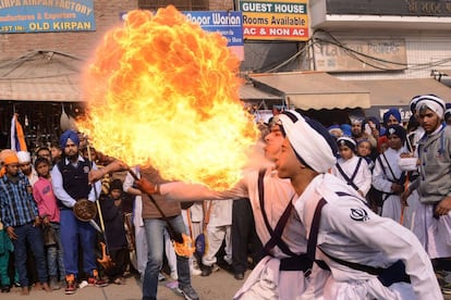 Procesión en el Templo Dorado de Amritsar, como parte de las celebraciones del aniversario del nacimiento de Gurú Gobind Singh (India).