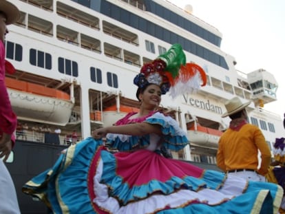 Un grupo de bailarines recibe al crucero Veendam.