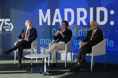 Imagen de la jornada titulada “Madrid, capital de la movilidad sostenible”, foro organizado por el periódico digital 'OK Diario' el 27 de diciembre de 2022. El alcalde de Madrid, José Luis Martínez-Almeida (centro) aparece rodeado del presidente de la patronal madrileña CEIM, Miguel Garrido, y el director de 'OK Diario', Eduardo Inda.