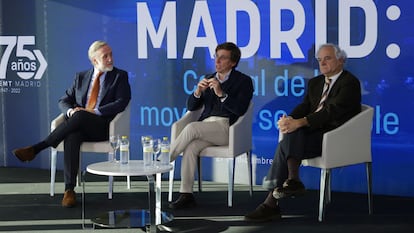 Imagen de la jornada titulada “Madrid, capital de la movilidad sostenible”, foro organizado por el periódico digital 'OK Diario' el 27 de diciembre de 2022. El alcalde de Madrid, José Luis Martínez-Almeida (centro) aparece rodeado del presidente de la patronal madrileña CEIM, Miguel Garrido, y el director de 'OK Diario', Eduardo Inda.