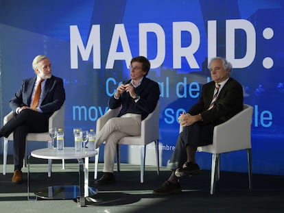 Imagen de la jornada titulada “Madrid, capital de la movilidad sostenible”, foro organizado por el periódico digital 'OK Diario' el 27 de diciembre de 2022. El alcalde de Madrid, José Luis Martínez-Almeida (centro) aparece rodeado del presidente de la patronal madrileña CEIM, Miguel Garrido, y el director de 'OK Diario', Eduardo Inda.