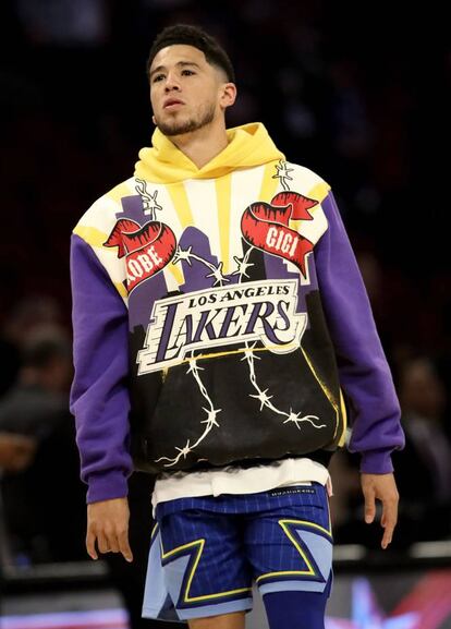 Devin Booker con el chándal en homenaje a Kobe y Gianna.