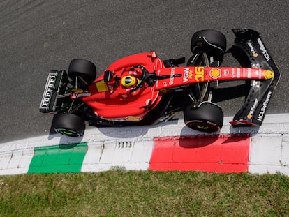 Charles Leclerc conduce su Ferrari en la primera sesión de práctica en Monza.