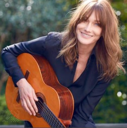 Carla Bruni en su faceta de cantante en una imagen compartida en su Instagram.