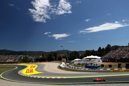 Sebastian Vettel conduce su monoplaza de la escudería Ferrari seguido por Hamilton.