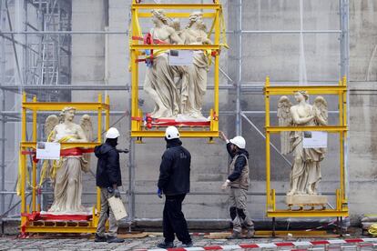 Operarios participan en las labores de instalación de las estatuas en la cúpula de la iglesia de Val-de-Grace de París (Francia).