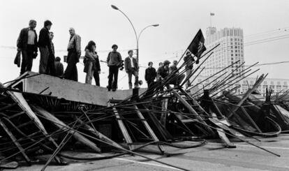 En esta imagen del 21 de agosto de 1991, varias personas se mantienen firmes sobre una barricada, frente a la Casa Blanca de Moscú.