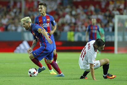 Messi se marcha del jugador del Sevilla Sarabia.