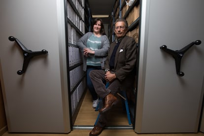 La documentalista Sonia Garrido y José María Cantero, nieto del fotógrafo Leonardo Cantero Cortés, en el archivo de la Fundación Anastasio de Gracia, en Madrid.