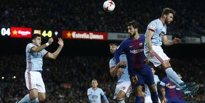 Andr&eacute; Gomes remata un saque de esquina ante el Celta.