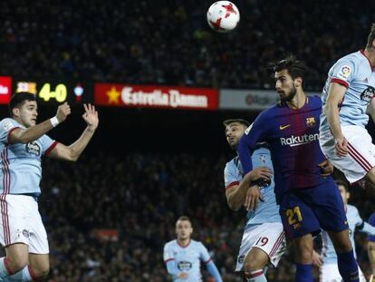 Andr&eacute; Gomes remata un saque de esquina ante el Celta.