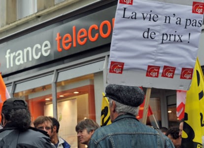 Trabajadores de France Télécom, durante una concentración frente a una de las oficinas de la empresa en Estrasburgo en octubre pasado