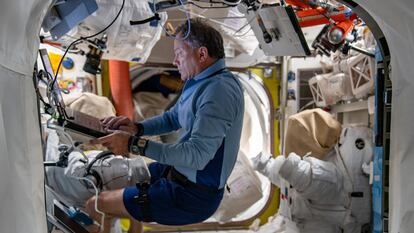 El astronauta hispanoestadounidense Michael López-Alegría, a bordo de la Estación Espacial Internacional, el 22 de abril.