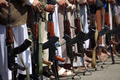 Milicias leales a los rebeldes Huthi esgrimen sus fusiles AK-47 en una concentración en Saná (Yemen).