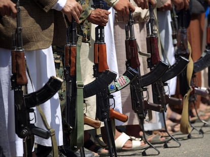 Milicias leales a los rebeldes Huthi esgrimen sus fusiles AK-47 en una concentración en Saná (Yemen).