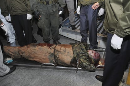 El cuerpo del narco abatido, Mono Jojoy, abatido por el Ejército, a su llegada a Bogotá bajo fuertes medidas de seguridad.