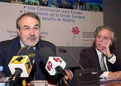 El comisario Pedro Solbes ayer, junto al periodista Miguel Ángel Aguilar.