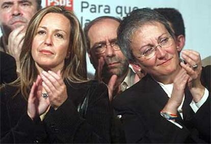 Trinidad Jiménez y Matilde Fernández arroparon a Rafael Simancas durante el discurso en el que el líder socialista felicitó a su rival del PP por la victoria en las elecciones.