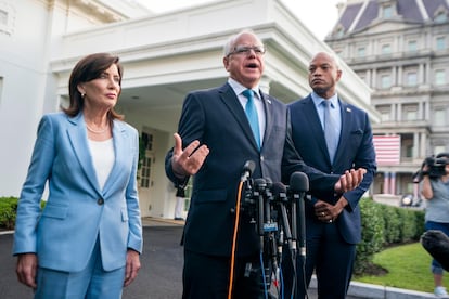 Da esquerda para a direita, as governadoras de Nova York, Kathy Hochul; Minnesota, Tim Walz, e Maryland, Wes Moore, esta quarta-feira em frente à Casa Branca.