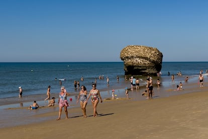 Varios bañistas combaten el calor en la playa de Matalascañas, Huelva, este domingo.