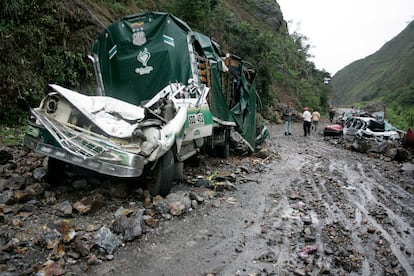 Vehículos dañados por un terremoto a lo largo de la carretera en Quetame, al sureste de Bogotá, el domingo 25 de mayo de 2008.