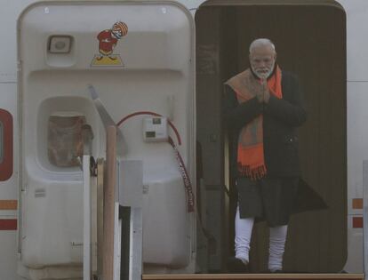 El primer ministro indio, Narendra Modi, saluda a su llegada al aeropuerto de Seúl (Corea del Sur). Modi llegó el jueves para una visita de estado de dos días en la que se reunirá con el presidente de Corea del Sur, Moon Jae-in.