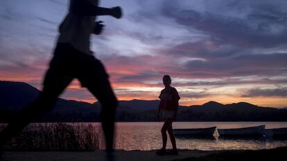 Deportistas en torno al lago.