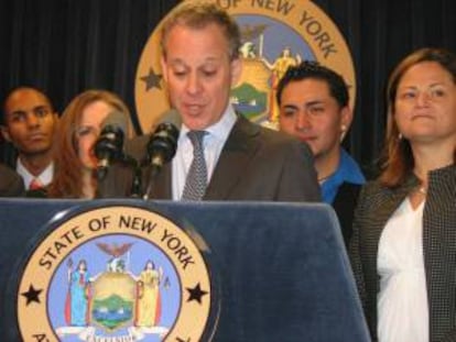 Encabezados por los fiscales generales de Nueva York y Ohio, Eric Schneiderman (imagen) y Mike DeWine respectivamente, 28 fiscalías han pedido a Walmart, Rite Aid, Walgreens, Safeway y Kroger que sigan los pasos de la cadena CVS, que anunció en febrero pasado que dejará de vender tabaco.