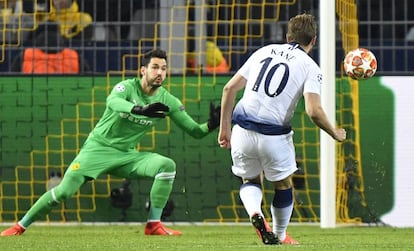 Harry Kane marca el gol que le da al Tottenham la victoria en Dortmund.