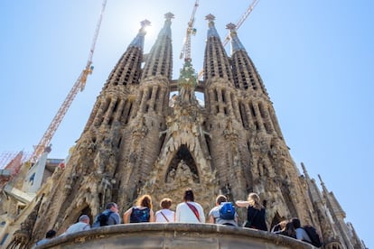 Imagen de archivo de turistas visitando la Sagrada Familia en Barcelona.