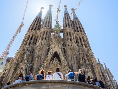 Imagen de archivo de turistas visitando la Sagrada Familia en Barcelona.