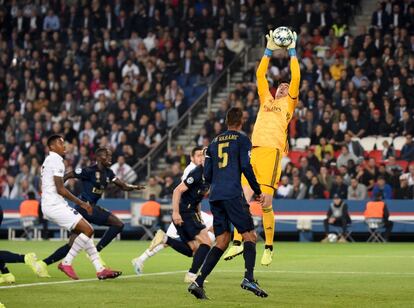 El portero del Real Madrid Thibaut Courtois salva un gol.