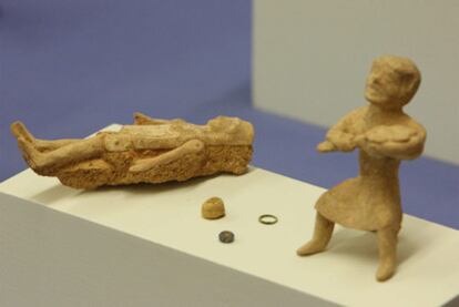 El curioso juguete que reproduce a un panadero (a la derecha) y una muñeca articulada, presentados ayer en Empúries.