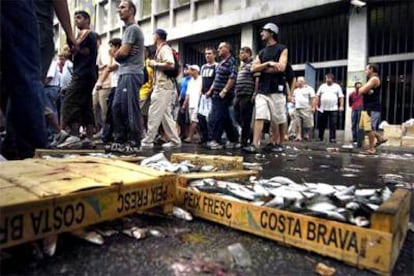 Los pescadores manifestándose ayer ante el Departamento de Agricultura, Ganadería y Pesca.