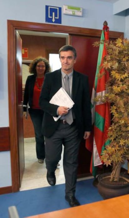 Jonan Fernández, secretario de Paz y Convivencia del Gobierno vasco, antes de comparecer en la sede del Ejecutivo en San Sebastián.