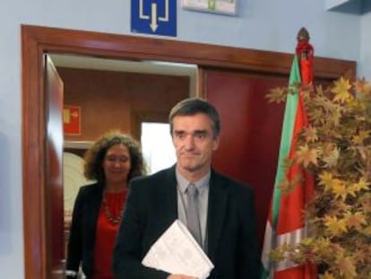 Jonan Fernández, secretario de Paz y Convivencia del Gobierno vasco, antes de comparecer en la sede del Ejecutivo en San Sebastián.